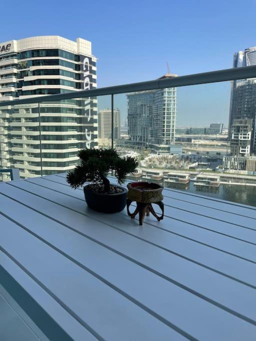 New Luxury Modern Canal View. Apartment Dubai Luaran gambar